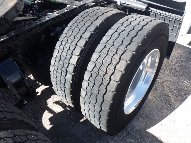 2024-freightliner-cascadia-126-image-7