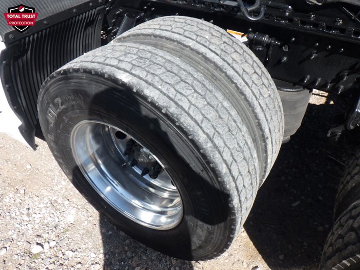 2021-volvo-vnl-760-image-12