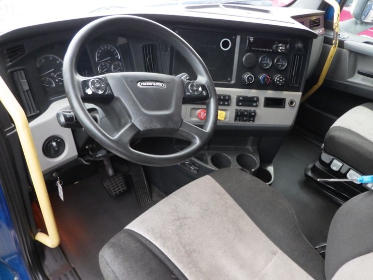 2021-freightliner-cascadia-126-image-23