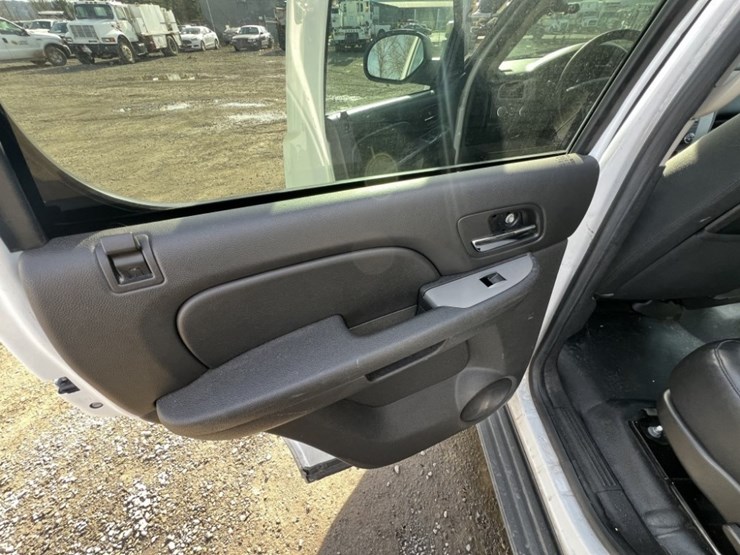 2012-chevrolet-tahoe-image-24