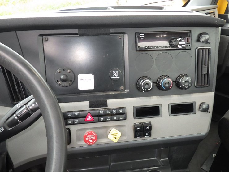 2022-freightliner-cascadia-126-image-14