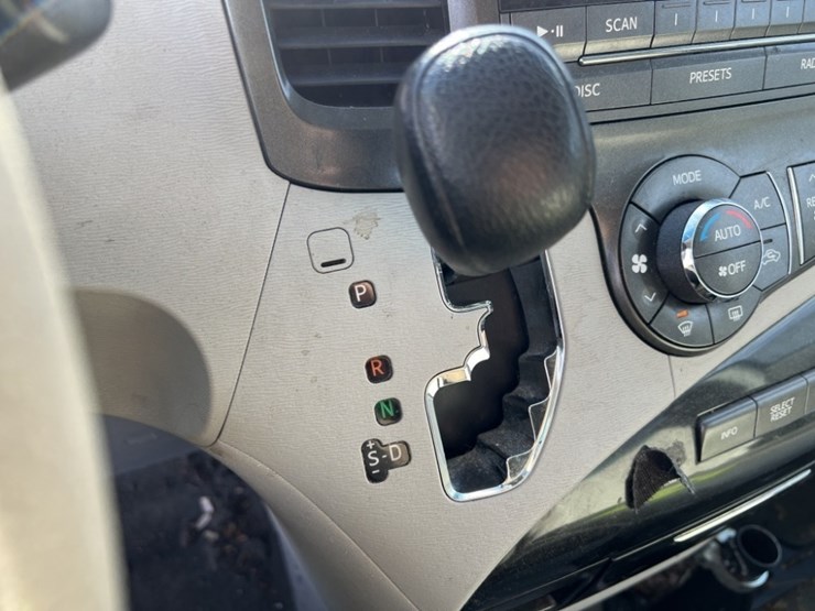 2014-toyota-sienna-le-image-31