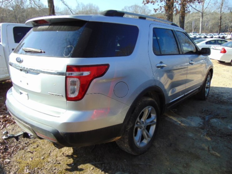 2013-ford-explorer-xlt-image-2