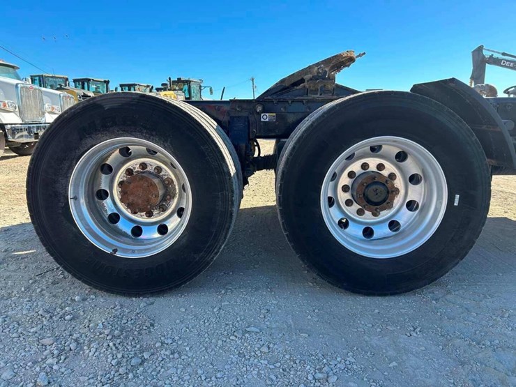 2016-peterbilt-365-image-13