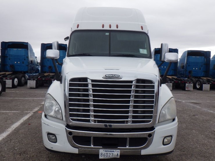 2016-freightliner-cascadia-125-image-2