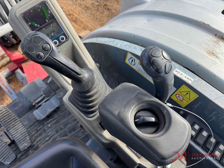 2020-takeuchi-tb240-image-21