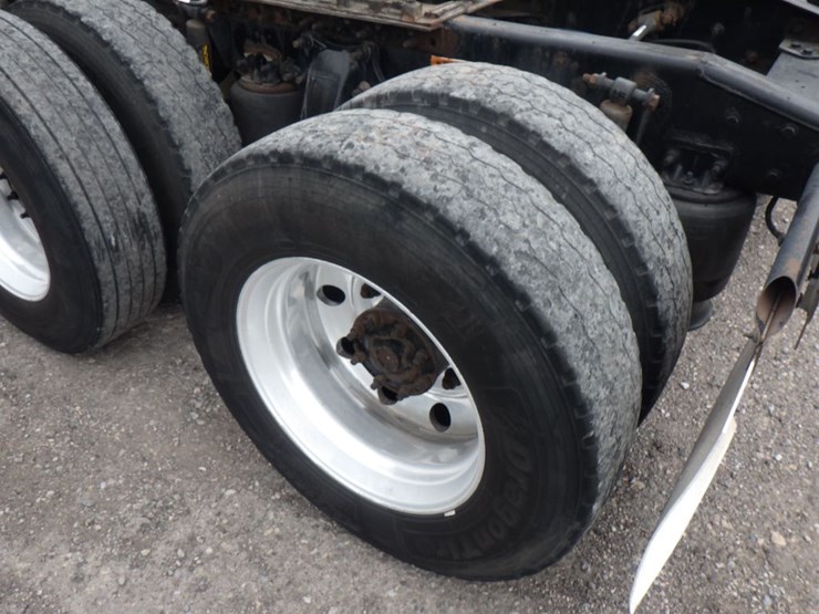 2013-freightliner-cascadia-125-image-13