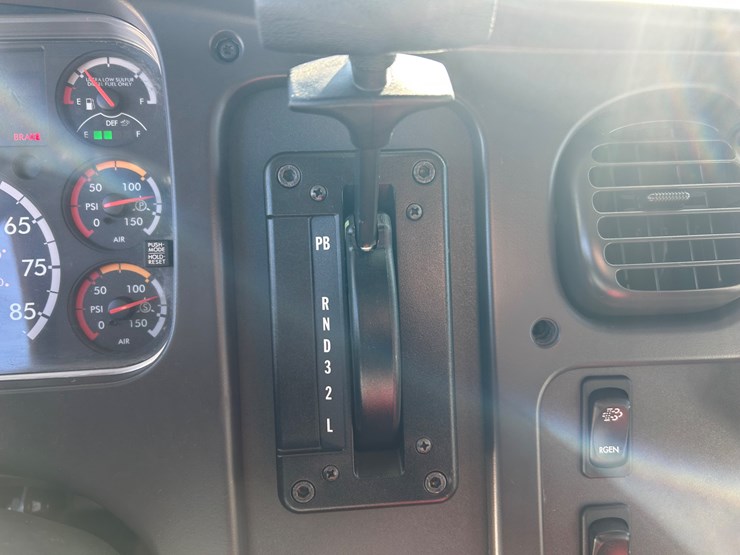 2018-freightliner-m2-106-image-55