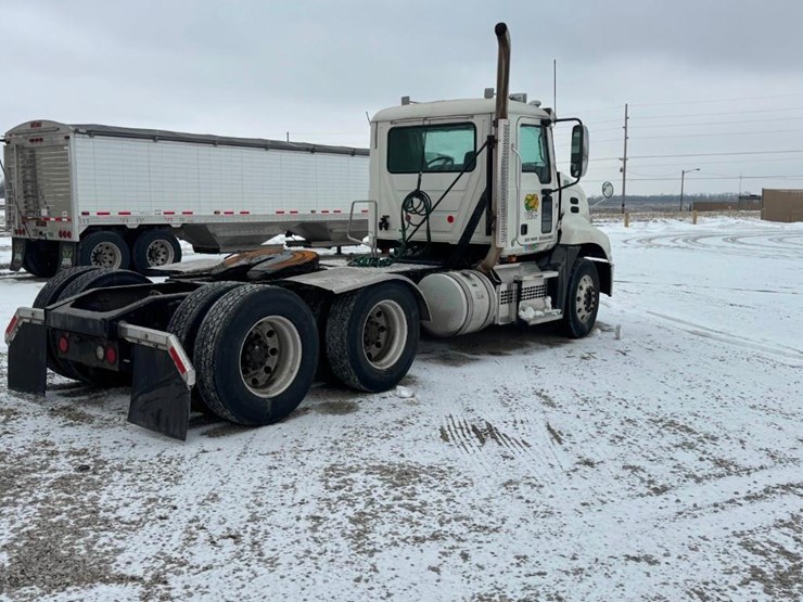 2018-mack-cxu613-day-cab-image-3