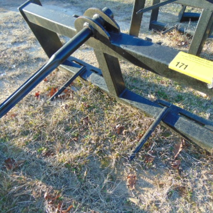SKID STEER HAY SPEAR ATTACHMENT