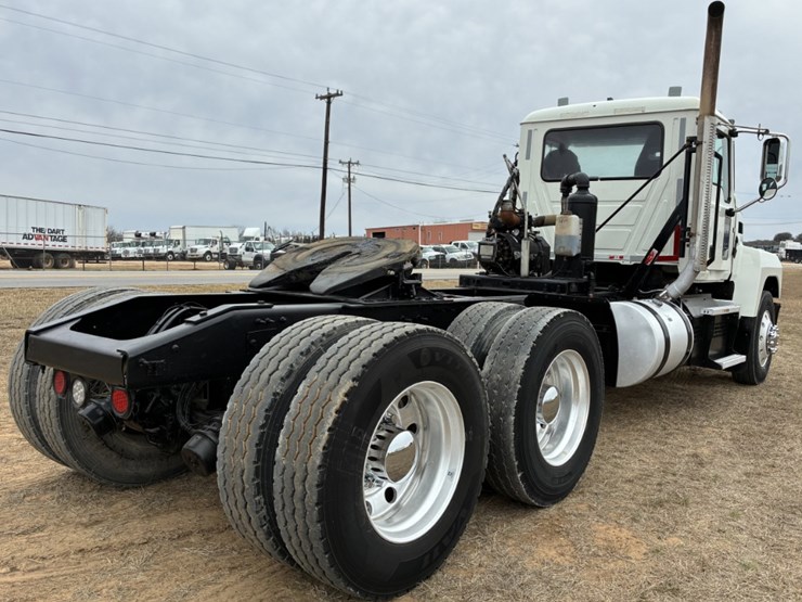 2020-mack-p164t-daycab-image-4