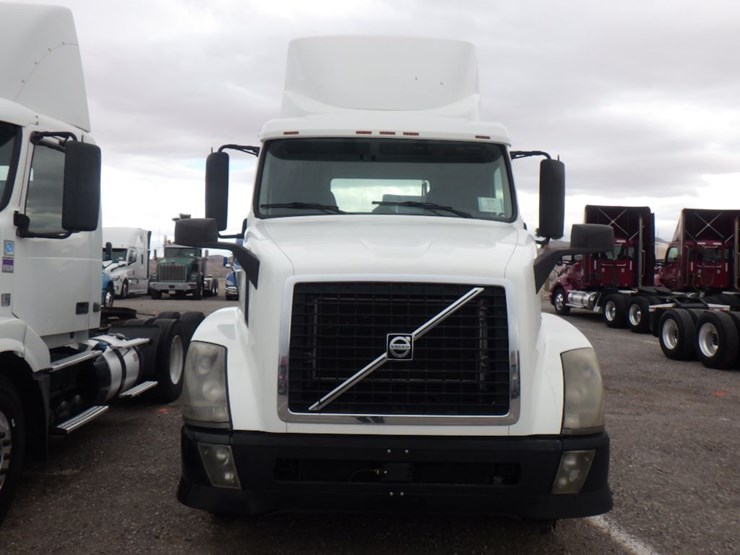 2012-volvo-vnl-300-image-2