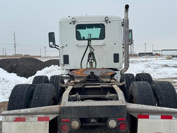 2017-peterbilt-567-image-7