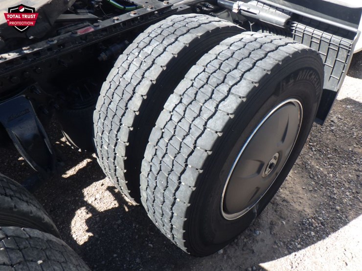 2024-freightliner-cascadia-126-image-8