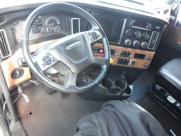 2023-freightliner-cascadia-126-image-19