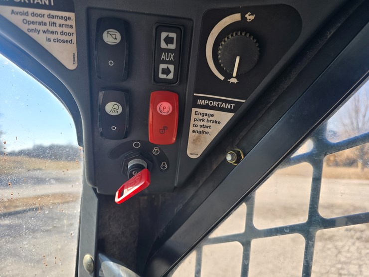 2012-deere-329d-image-51