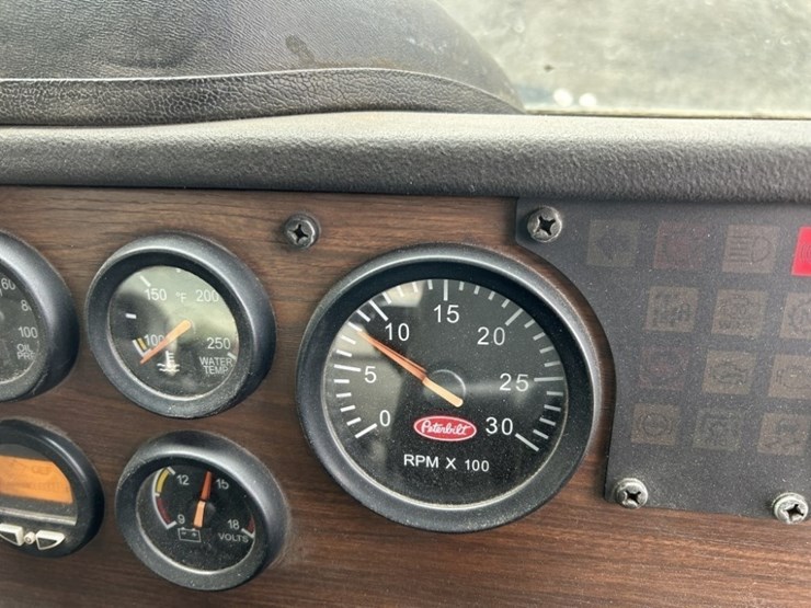 2014-peterbilt-320-image-41