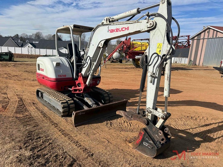 2020-takeuchi-tb240-image-3