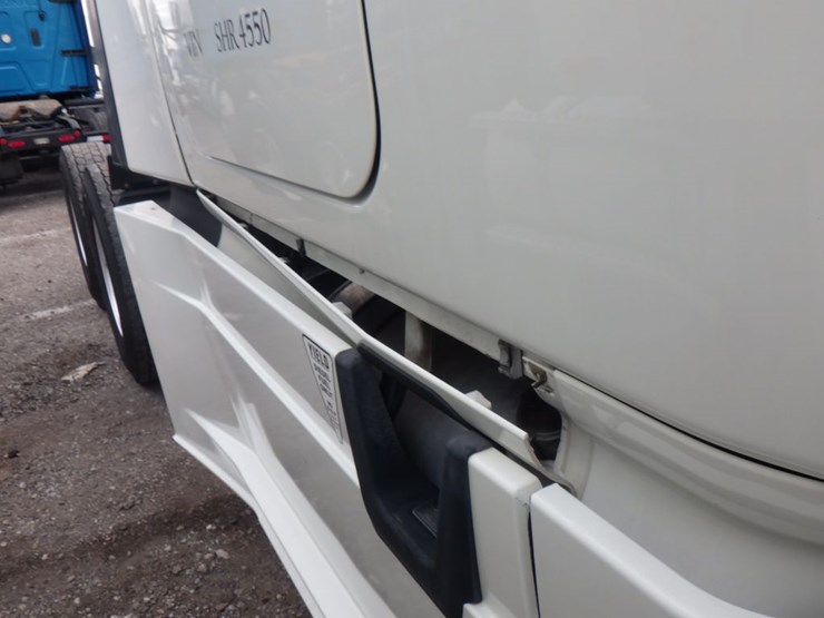 2017-freightliner-cascadia-125-evolution-image-4