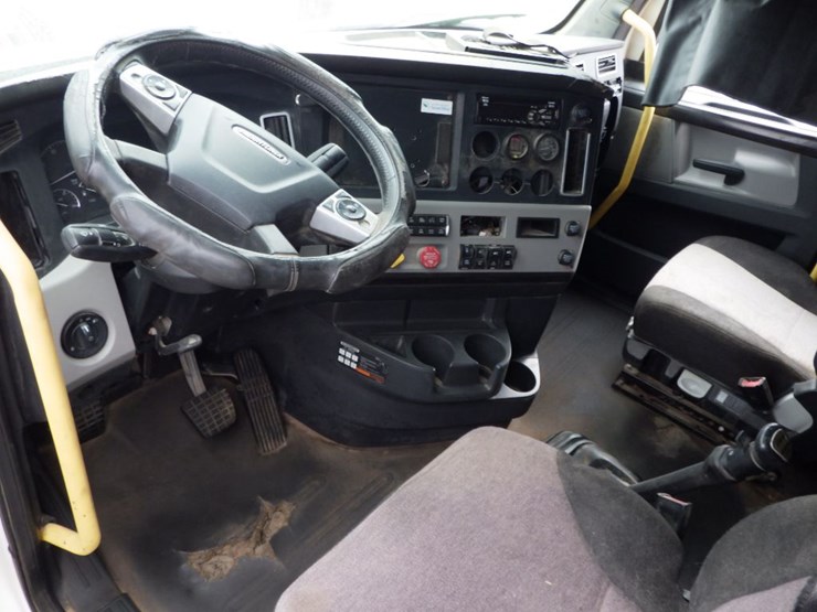 2019-freightliner-cascadia-126-image-24