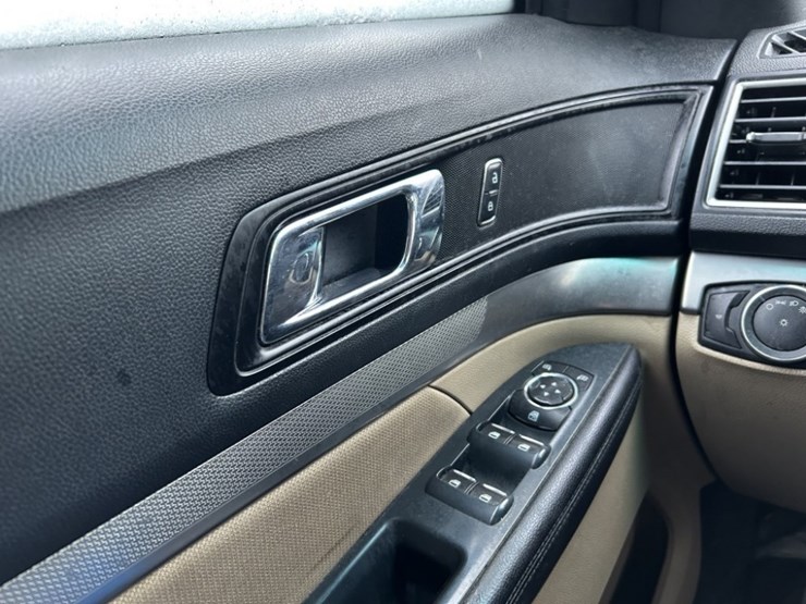 2016-ford-explorer-image-31