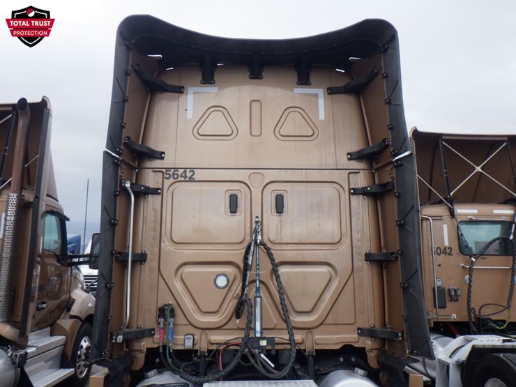 2023-freightliner-cascadia-126-image-10