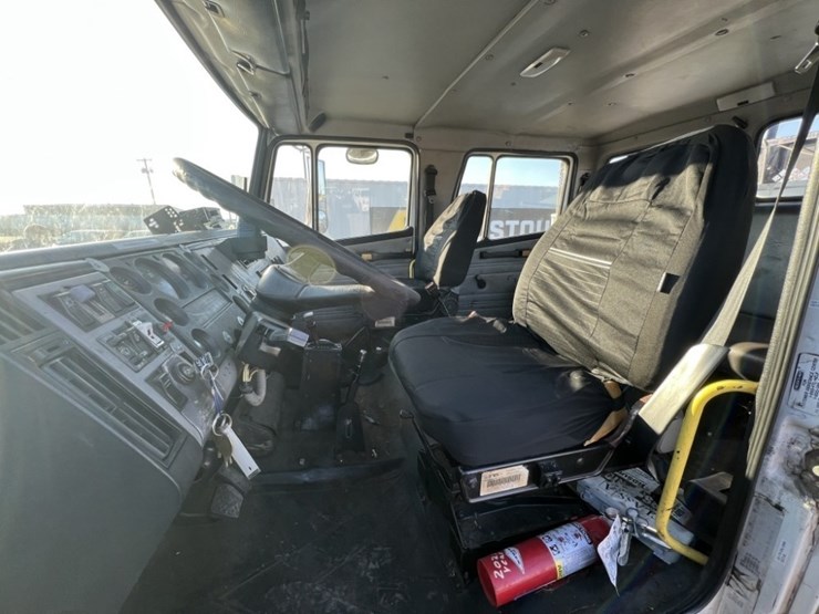 2000-freightliner-fl50-image-16