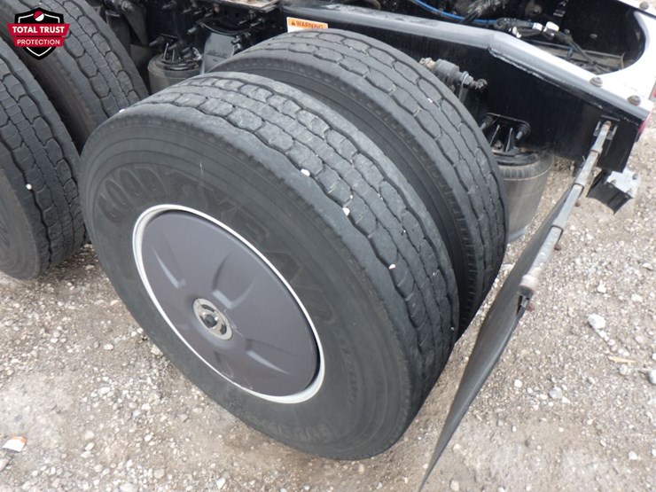 2023-freightliner-cascadia-126-image-12