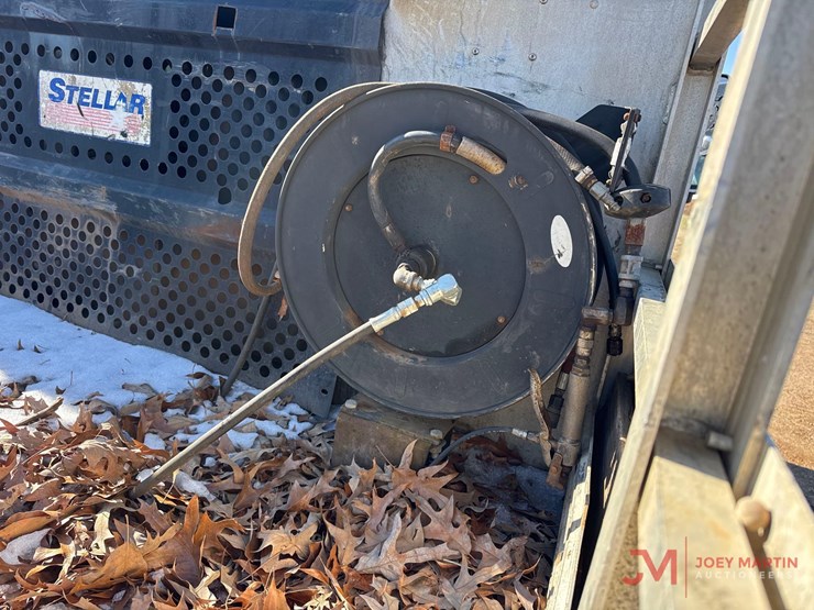 2005-chevrolet-c5500-flatbed-truck-image-14