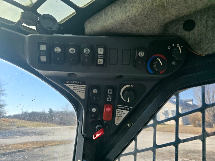 2012-deere-329d-image-48