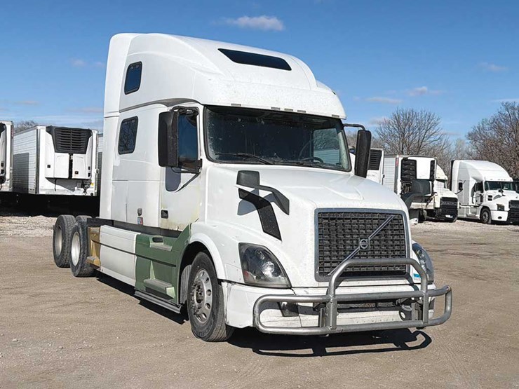 2015-volvo-vnl780-image-1