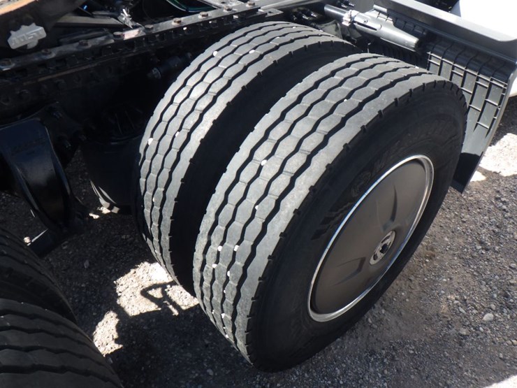 2024-freightliner-cascadia-126-image-9