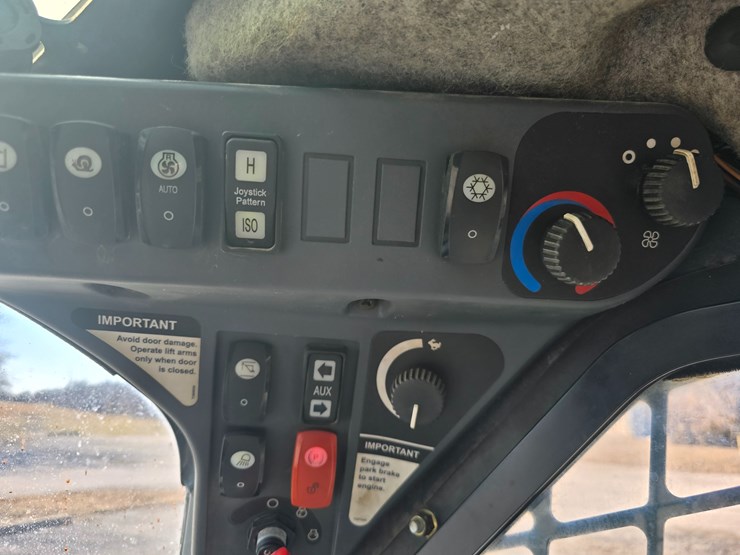 2012-deere-329d-image-50