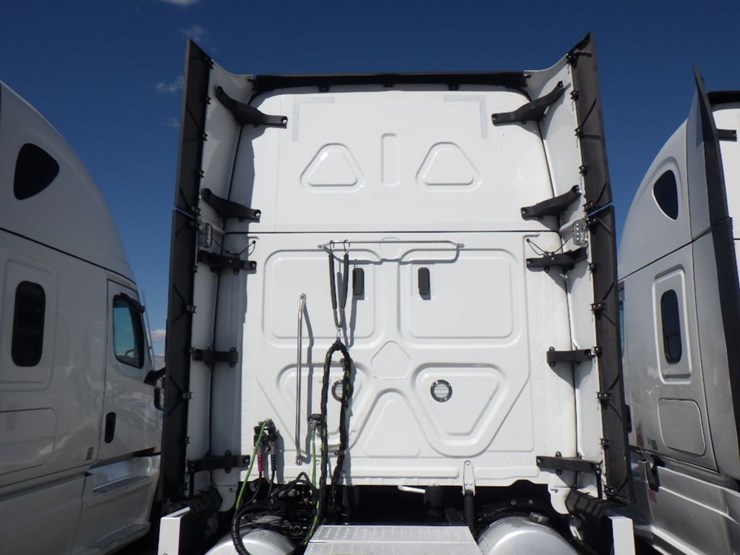 2024-freightliner-cascadia-126-image-13