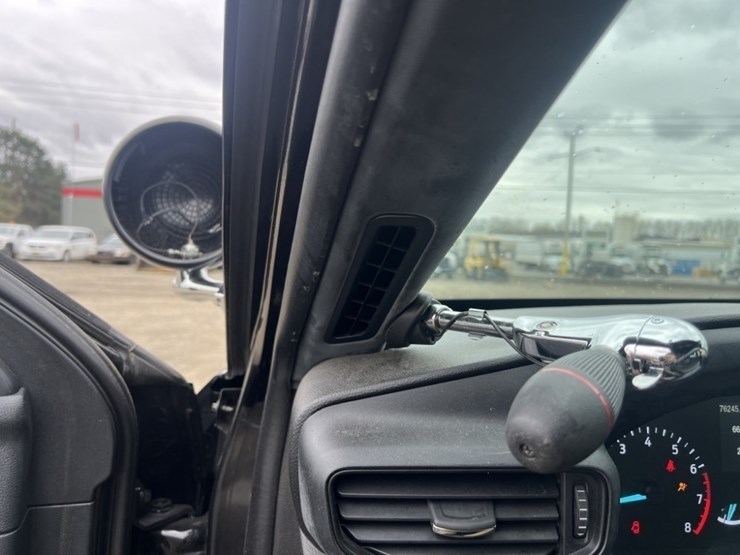 2021-ford-explorer-image-28