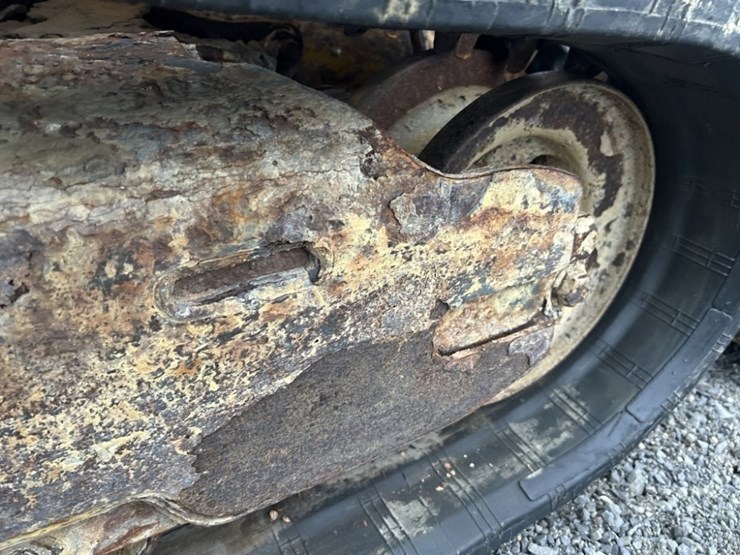 2023-deere-317g-image-16