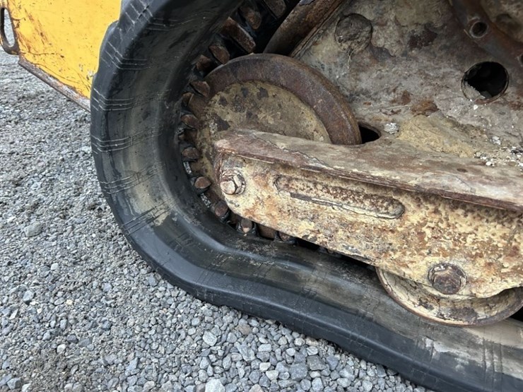 2023-deere-317g-image-14