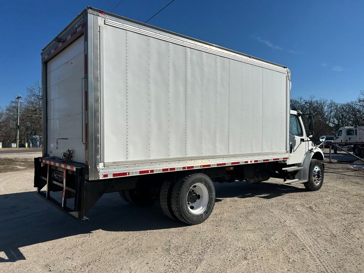 2018-freightliner-m2-106-image-15
