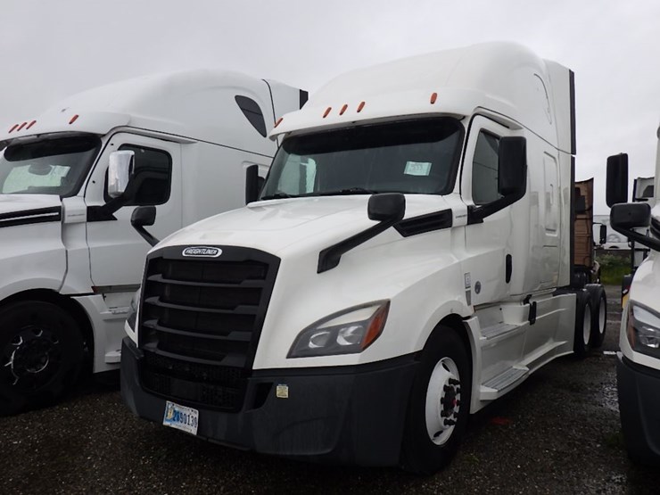 2020-freightliner-cascadia-126-image-1