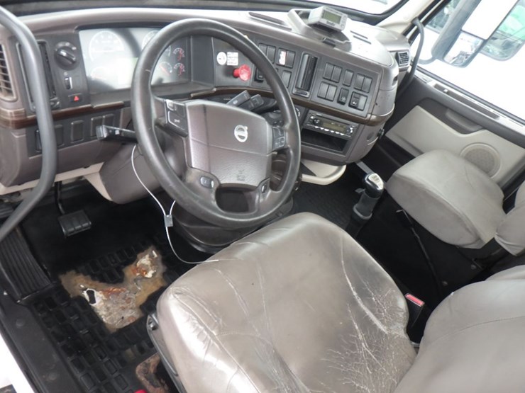 2012-volvo-vnl-300-image-10