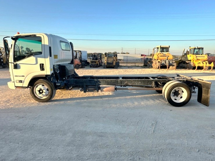 2021-isuzu-npr-image-7