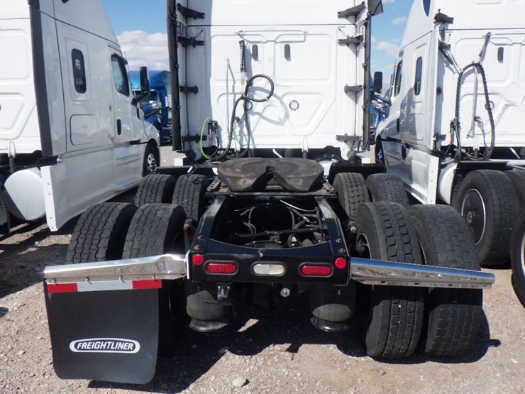 2024-freightliner-cascadia-126-image-10