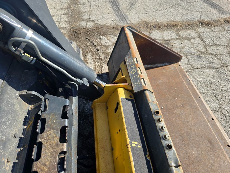 2012-deere-329d-image-21