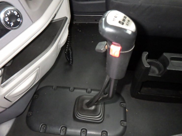 2017-peterbilt-579-image-15