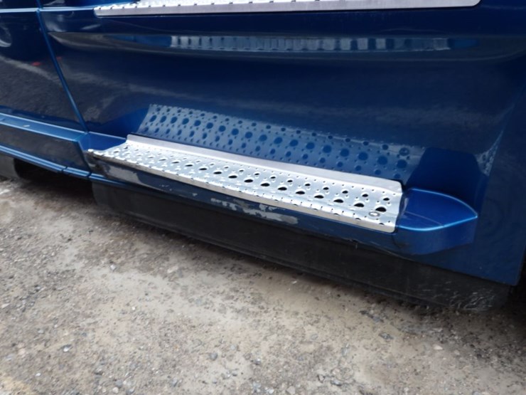 2021-freightliner-cascadia-126-image-7