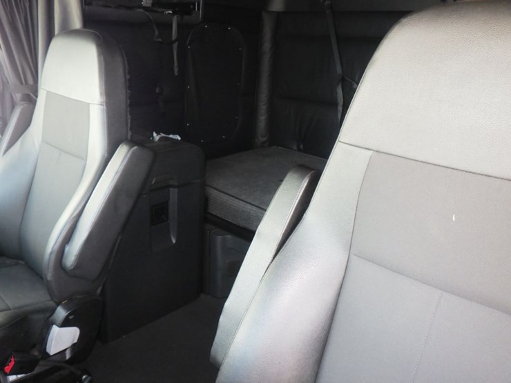 2024-freightliner-cascadia-126-image-22