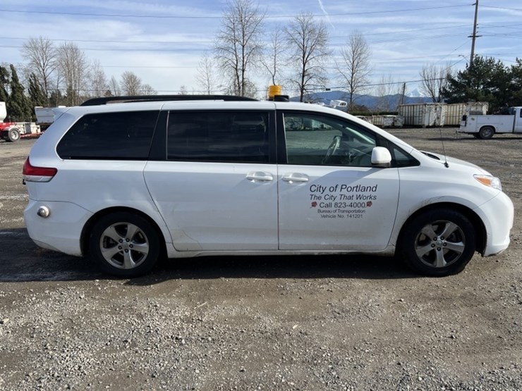 2014-toyota-sienna-le-image-3