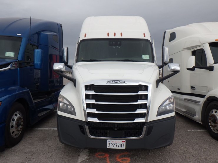 2021-freightliner-cascadia-126-image-2