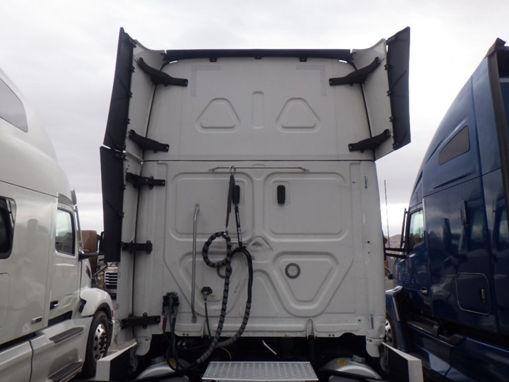 2021-freightliner-cascadia-126-image-14