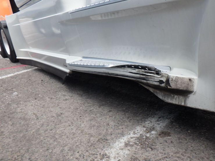 2021-freightliner-cascadia-126-image-4